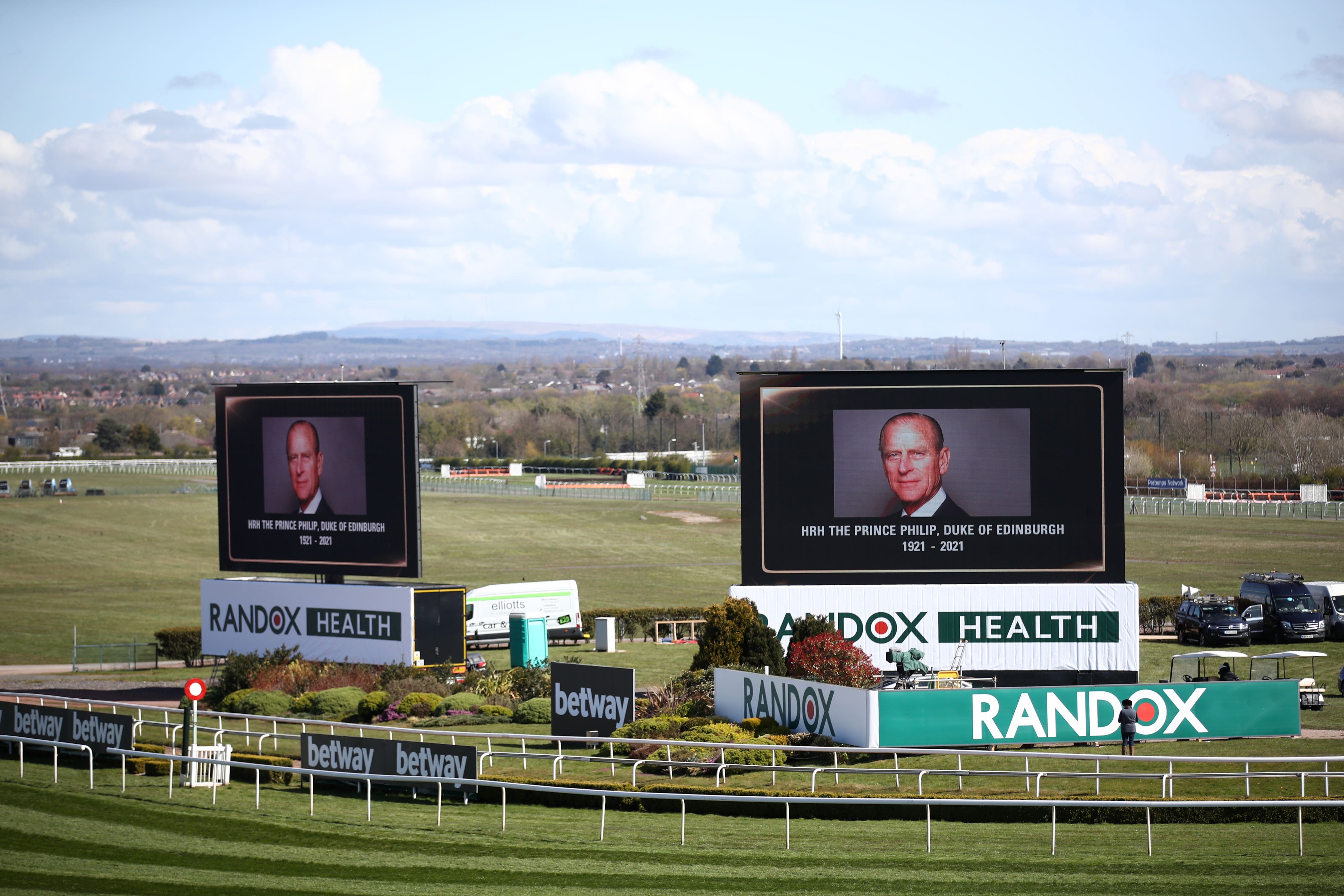 Un homenaje al difunto príncipe Felipe, duque de Edimburgo, en las pantallas gigantes de Aintree, antes del Día de la Mujer en el Gran Festival Nacional.